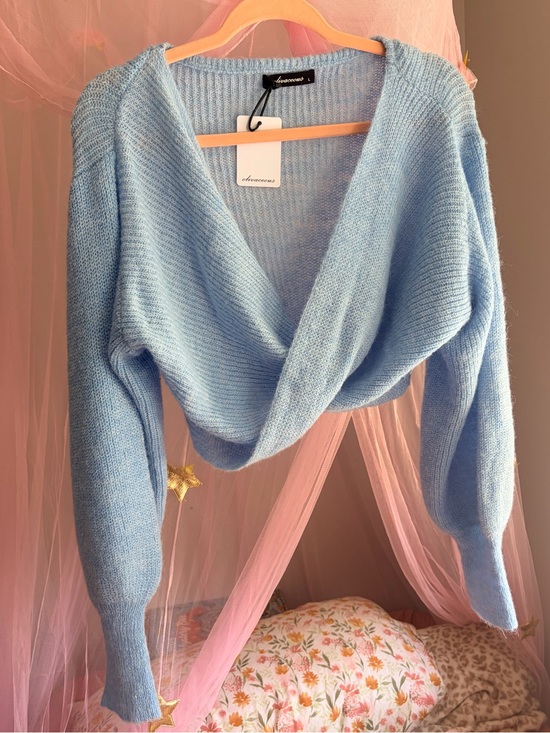 Olivaceous Tops - Olivaceous Baby Blue Twist Front Cropped Top | Large | NWT | Fuzzy Knit Crop